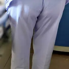 白色工装也掩盖不了你的骚气！我是不是应该告诉她屁股上有根头发？还是告诉她黑色蕾丝边的内裤夹在屁股里了呢？