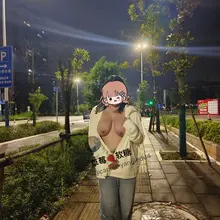 夜里散步，路边小露一下~ 真空单穿一件薄外套，还是很明显能看到乳头凸着的 @luchu888 @ypzs888
