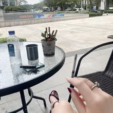 上周六，daddy找我，我就在酒店门口等daddy出来，等好久，🫠，结果在门口遇上一个穿着白色T恤的黑哥和我搭讪，座着聊了一会，聊着聊着，黑哥一直盯着我的胸和…