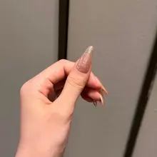 老婆新做的这个细闪猫眼真的绝了，显得手又长又白。脚趾的红色也超显白，这波美甲是做成功了！