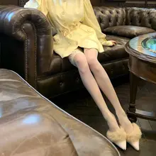 花2万请4个黑爹是什么体验。昨天中午按照主人的要求风衣里只穿白色长筒丝袜来到酒店，打开房门的时候大脑还是黑白了，四个下体巨大的黑爹已经在门口迎接我，主人给他们…