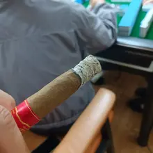 回重庆了，老婆打麻将，我旁边抽雪茄。想去看电影啊。啊啊啊