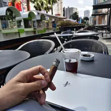 今天昆明街头的风好舒服，有点在海南的感觉。对面这个妹子老把底裤漏给我看，晕死