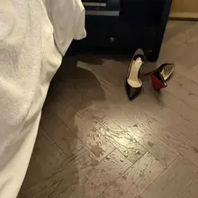 今天穿的是超短百褶裙，不发图让你想象一下。看会不会有反应