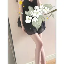 犹抱琵琶半遮面。转轴拨弦三两声