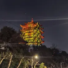 昨天走了两万步，太累了 还挨淋雨头昏脑胀 战袍都买了实在是没精力开盲盒了 see you了武汉 sorry 武汉的粉丝们 下次再来 bye！
