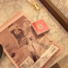 昨天走了两万步，太累了 还挨淋雨头昏脑胀 战袍都买了实在是没精力开盲盒了 see you了武汉 sorry 武汉的粉丝们 下次再来 bye！