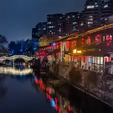 这夜市怎么都没人的？ 杭州人晚上都睡这么早嘛？ 真无聊…… #杭州