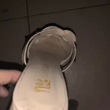 兩雙小高跟 妹子家的門是虛掩著的 拿上鞋去樓梯上玩個爽 可惜忘記拍打膠圖了 #全城搜鞋 #掃樓 #打膠 #射鞋 #戀足 #足交 #高跟鞋
