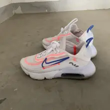 #射鞋 #玩鞋 #扫楼 #打胶 35.5的nike玩起来是真的舒服！随便射一下，哪怕是我的不多感觉都要把鞋垫射满了....这种生理心理的双重刺激实在是太让人满…