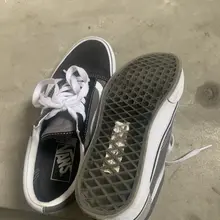 #射鞋 #玩鞋 #扫楼 #打胶 哪怕是全新的vans感觉都是有一股淡淡的胶臭味...很难形容的感觉，你说他好闻吧她并不好闻，你说她不好闻吧闻着闻着却又射了...