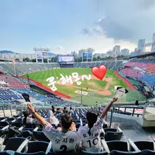 잠실경기장~LG:두산 야구직관🤗 우리의 가족같은 @bestjung2141 오빠언니와 함께하는 시간🥰 먼가 극기훈련같은 느낌이지만 두남자가 만나…