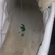 #射鞋 #玩鞋 #扫楼 #打胶 这赤脚穿的鞋垫也太脏了吧...搞得跟被射过多少回了似的呢...不过这细细的小脚印实在是蛮可爱呢，果断给你保养保养吧。