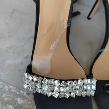 极品点位回访，新添一双高跟凉鞋，穿了没几次，但是很有感觉，直接拿到楼道保养一下。