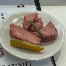 2026-10-11 BAR MAKI大阪の後、地元が同じ福岡の方と板前焼肉一斗天下茶屋本店を訪問しました。どの肉も柔らかくて幸せでした😀特に厚切りタンは絶品…