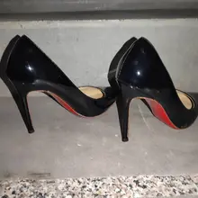 我觉得这种红底高跟是最骚的，细跟8或10CM，比华伦更喜欢。