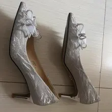 表妹订婚穿的高跟，对婚鞋格外喜欢，还没玩就硬了。