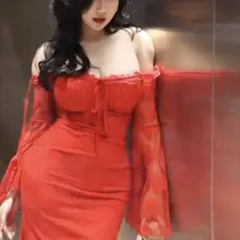 在电梯…