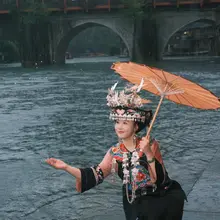 雨に包まれた「鳳凰古城」、まるで水墨画みたい。 ミャオ族の衣装を着て、古い街並みをのんびり歩くのもいい感じ。