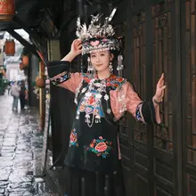 雨に包まれた「鳳凰古城」、まるで水墨画みたい。 ミャオ族の衣装を着て、古い街並みをのんびり歩くのもいい感じ。