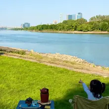 南京・江心洲でキャンプ。 芝生でのんびり、川風も心地いい。 緑に囲まれて、癒やされる〜。