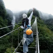 湖北・利川の仏宝山で「飛拉達（ヴィア・フェラータ）」に挑戦した。 霧の中を進み、眼下には迫力満点の滝。 地上約100メートルの高さ、スリル満点！