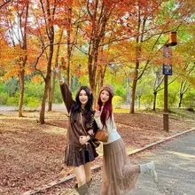吉林省・長春の南湖公園が秋の見頃を迎えた！ 緑や赤、黄色に色づいたモミジが、まるで絵のよう。 秋ならではの景色に癒やされる〜