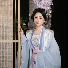 【匠のしごと】自分で組み立てた鳳冠をかぶれるなんて素敵。 繊細な飾りがきらめいて、まるで時代劇の主人公になったみたい。 こんな中国式ロマン、たまらない。