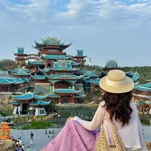 山東・煙台「崆峒勝境」。 海に浮かぶ「仙境」を歩けば、まるで神話の世界。 夜は華やかな光のショーで、幻想的な夜景に。