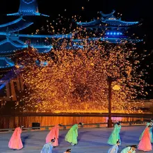 山東・煙台「崆峒勝境」。 海に浮かぶ「仙境」を歩けば、まるで神話の世界。 夜は華やかな光のショーで、幻想的な夜景に。
