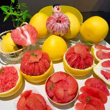 またグレープフルーツの季節がやってきた！ 赤くてジューシーな果肉がたっぷり。 これは絶対おいしいやつ…