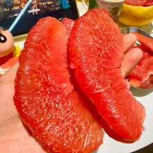 またグレープフルーツの季節がやってきた！ 赤くてジューシーな果肉がたっぷり。 これは絶対おいしいやつ…