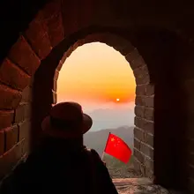 北京・慕田峪長城で出会う秋の絶景。 夕暮れ時、オレンジ色の夕焼けに包まれる雄大な長城、迫力満点！