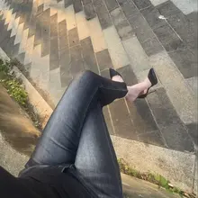 等了这么久还不出现， 高跟鞋都等得不耐烦了～ 再不来，我可真走了。