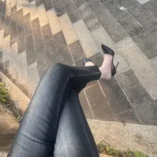 等了这么久还不出现， 高跟鞋都等得不耐烦了～ 再不来，我可真走了。
