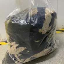 夜总会要放假了，今天叫我去拿货的，新鲜货。买过的朋友知道，夜总会的味道不重，混有点淡淡的香水味和烟草味，袜主女孩更漂亮。这次就七十多条，这个货源成本高、货量小…