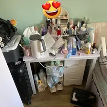 女朋友实习合租，室友的房间敞开着，送东西时候顺便拍了几张，主人是个很漂亮的实习生小姑娘，房间杂乱无章但充满了可挖掘的宝藏