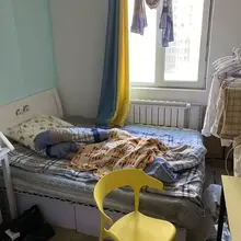 女朋友实习合租，室友的房间敞开着，送东西时候顺便拍了几张，主人是个很漂亮的实习生小姑娘，房间杂乱无章但充满了可挖掘的宝藏