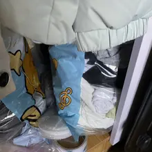 女朋友实习合租，室友的房间敞开着，送东西时候顺便拍了几张，主人是个很漂亮的实习生小姑娘，房间杂乱无章但充满了可挖掘的宝藏