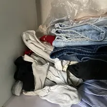 女朋友实习合租，室友的房间敞开着，送东西时候顺便拍了几张，主人是个很漂亮的实习生小姑娘，房间杂乱无章但充满了可挖掘的宝藏