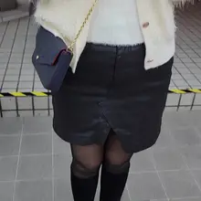 雖然是腿控但是每次看完腿還是對裙下風光會有遐想，但畢竟偷拍還是不好的行為，為了滿足自己的偷拍癖只好找自己人下手了，（至少被抓到不會被告😅）粉絲們要乖乖哦不要做…