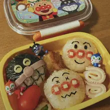 娘に頼まれて、朝からパパが2時間かけて作った遠足のお弁当です。 空っぽなお弁当を持って帰ってきてくれるだけで、父は報われます...。