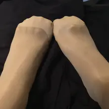 对丝袜的迷恋是专一且长久的，和性欲有关但不止于性。特别是肉色丝袜，总是给我一种温柔的感觉。我对自己的丝袜也是超级喜欢，可以看着自己的丝袜脚射精～哈哈。