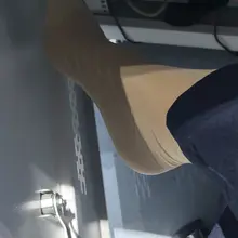 里面是灰色连裤丝袜，外面是肉色短丝袜，呈现出一种哑光的肉色，我很喜欢。丝袜叠穿真的很有意思，不同颜色的丝袜叠穿会带来不同的颜色，感受。
