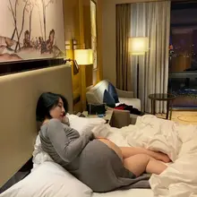 说实话，对于董小姐，最喜欢的照片就是这张了，大圆臀，充满了风情万种，蕴藏着万妙神机，只要董小姐特意修炼过电动马达神功，你就说谁扛得住吧！泰森来了，也得软脚虾的走