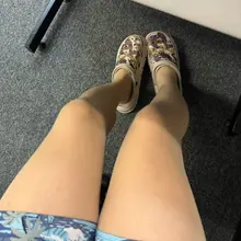 是在学校图书馆穿超明显肉色丝袜的小母狗呀☺️