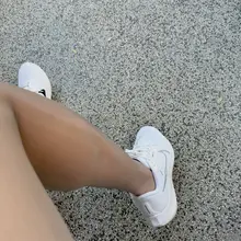 不要盯着人家滑滑的小腿看嘛...