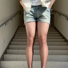 穿着超薄油亮黑丝和牛仔热裤去学校上课ww 我的腿美嘛！