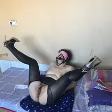 眼罩配口球，自带开档黑丝踩着高跟鞋！这一套那个女人穿上都漂亮！但是搭配在发黑的屄和下垂的胸然后出现在30一天的小旅店！然后告诉你100块就可以肏一下你会心动吗？