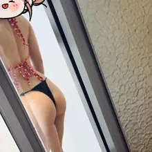 带了好多件泳衣总算穿上了，去海边晒太阳噜